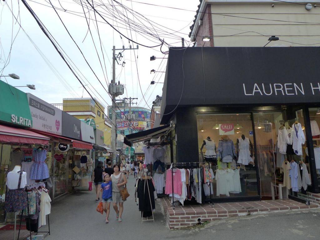 Shopping District in front of Pusan National University 부산대 앞 쇼핑거리