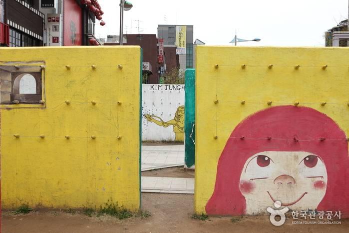 Picasso Street in Hongdae 피카소거리