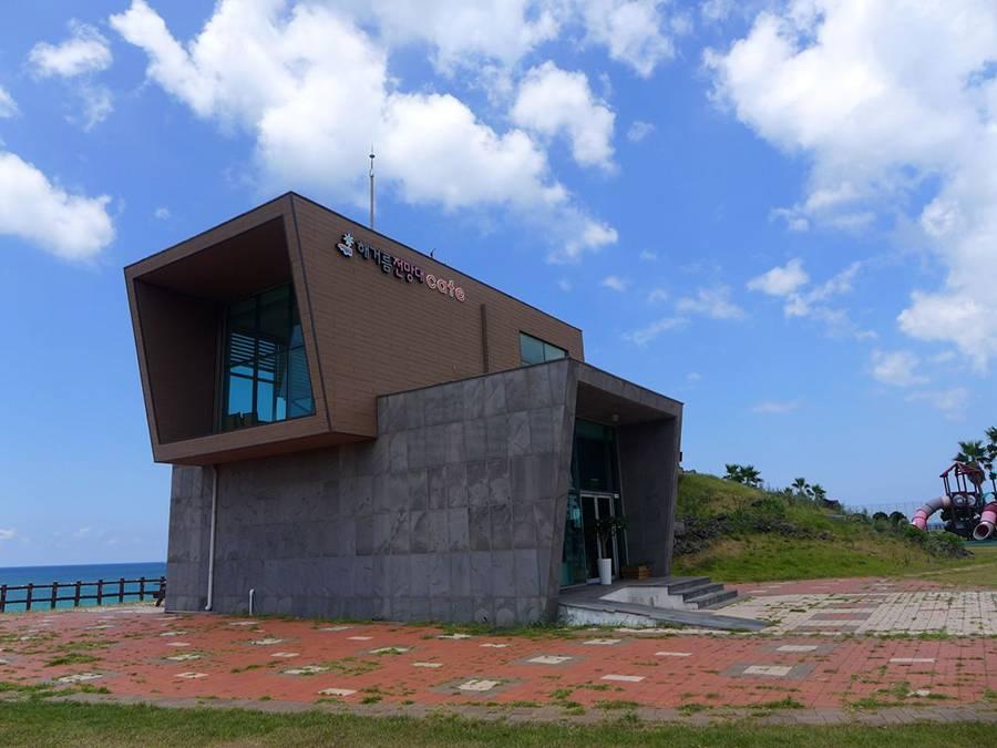 Cafe Haegeoreum Jeonmangdae (Sunset Observatory) 해거름 전망대 