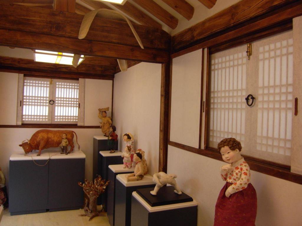 Cho Kyung-wha Dakpaper Doll Workshop 조경화 닥종이 공방